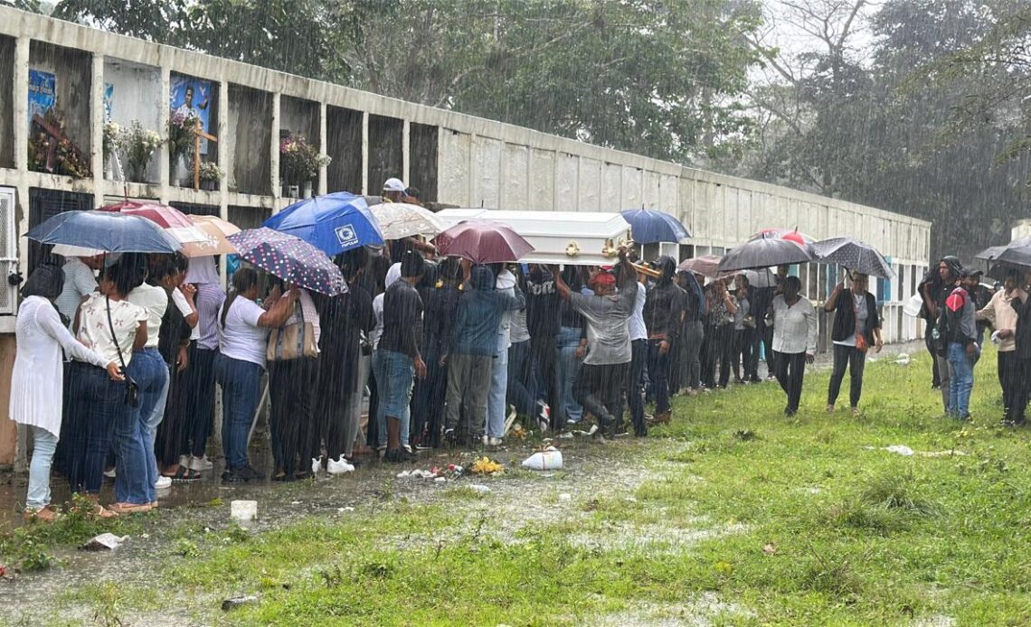 Bajo lluvias fueron sepultados los cuatro fallecidos en accidente de la Autopista Duarte