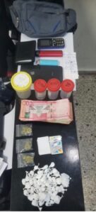 Policía ocupa drogas y dinero en operativo en punto de venta en Jima Abajo, La Vega